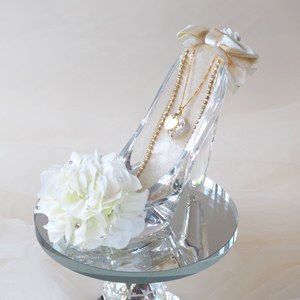 プロポーズ シンデレラのガラスの靴 白色のバラ